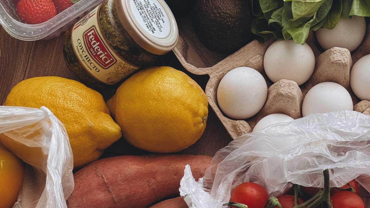 How to Meal Plan on a Budget (With a Real Weekly Example)